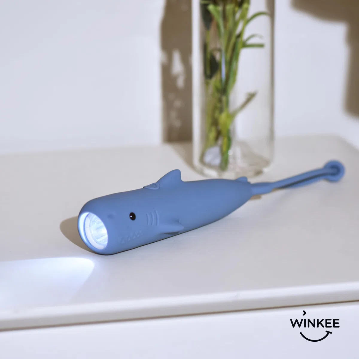 Winkee - Torcia tascabile Hai Hugo I Piccola torcia LED ricaricabile I Con batteria I Circa 12 ore di durata della batteria