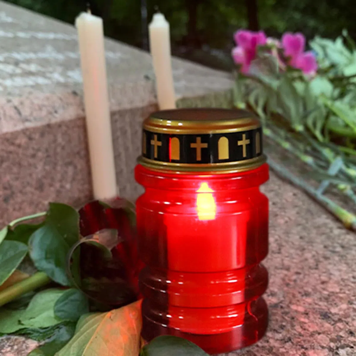 Candele funerali a LED rosse, 4 pezzi, IP44, impermeabili, per esterni, con effetto tremolante, a batteria, per cimitero, senza fiamma