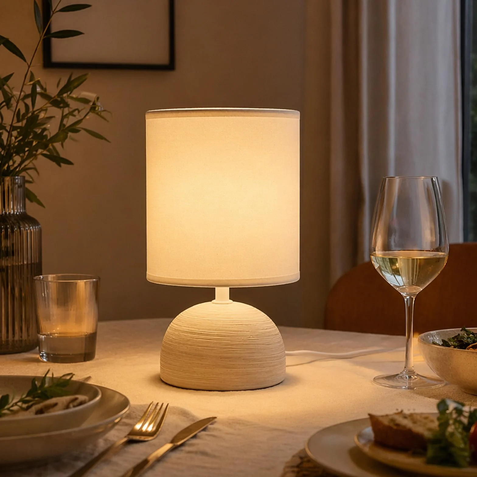Aigostar Lampada da Comodino, Moderna Lampada da Tavolo Base in Ceramica Paralume in Stoffa, Attacco E14, 14 * 14 * 23 cm Cavo 1.3 Metri, Design Vintage.