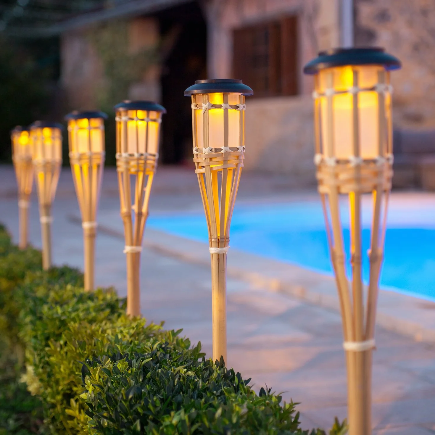 Lights4fun 82 cm, set di 2 torce a LED a energia solare in bambù, decorazione hawaiana, lampada solare per esterni, giardino, illuminazione di sentieri esterni, lampada solare per esterni