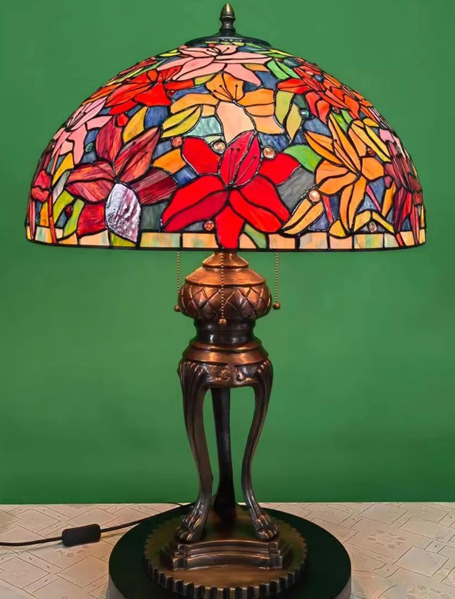 Lampada da tavolo in vetro colorato con rose, libellule, tulipani, glicini, uva, gigli, mele, loto, ideale per scrivania, lettura, camera da letto, comodino, studio, complemento d'arredo per ragazze | 1904591031