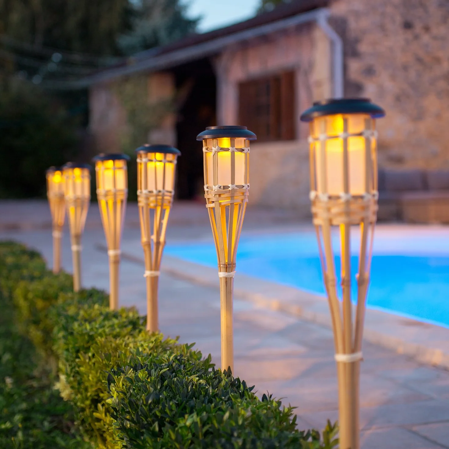 Lights4fun 82 cm, set di 2 torce a LED a energia solare in bambù, decorazione hawaiana, lampada solare per esterni, giardino, illuminazione di sentieri esterni, lampada solare per esterni