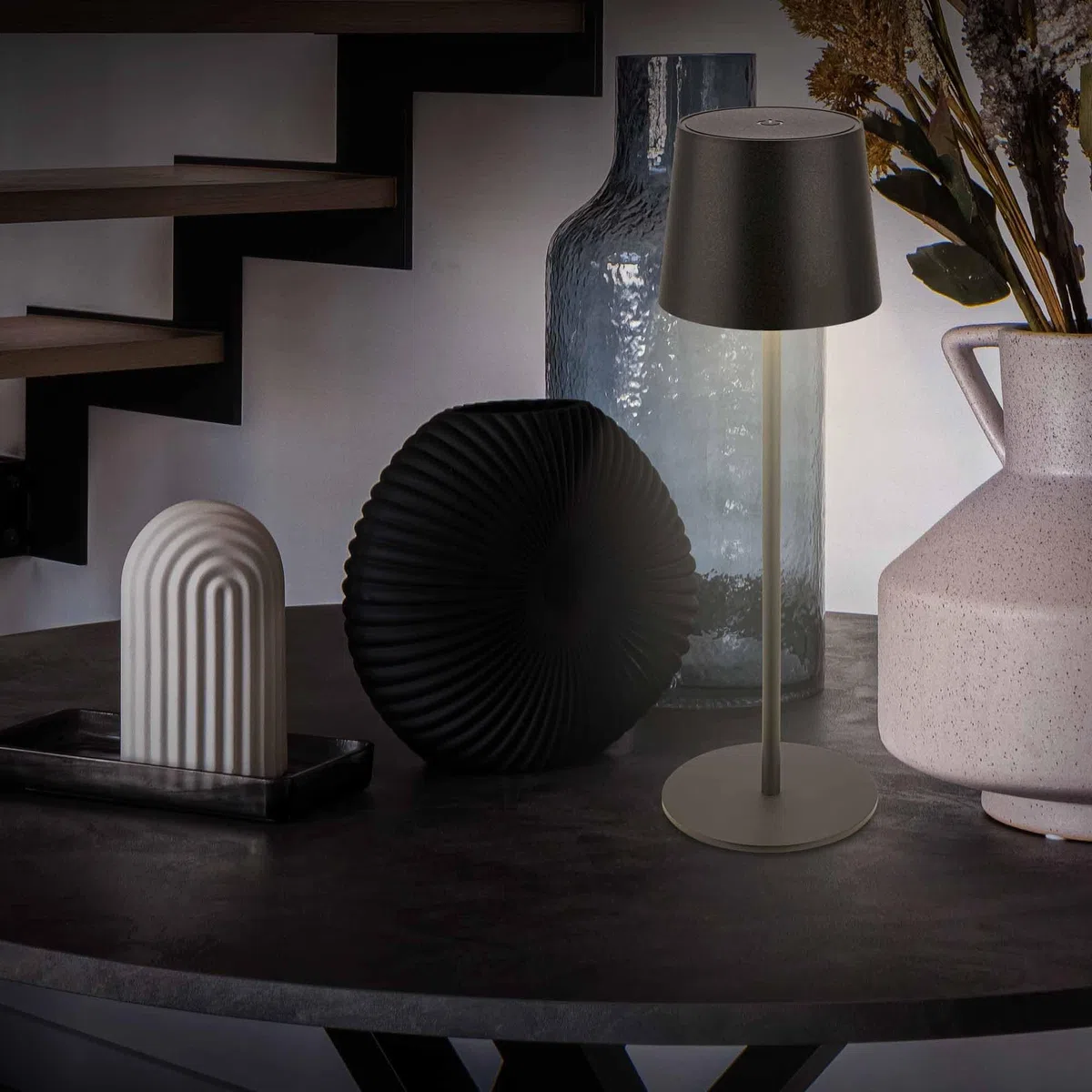 BRILONER - Lampada da tavolo LED senza fili IP44 con touch, dimmerabile, batteria e sorgente luminosa sostituibili, da comodino, campeggio, per esterni, 11 x 33 cm, nero