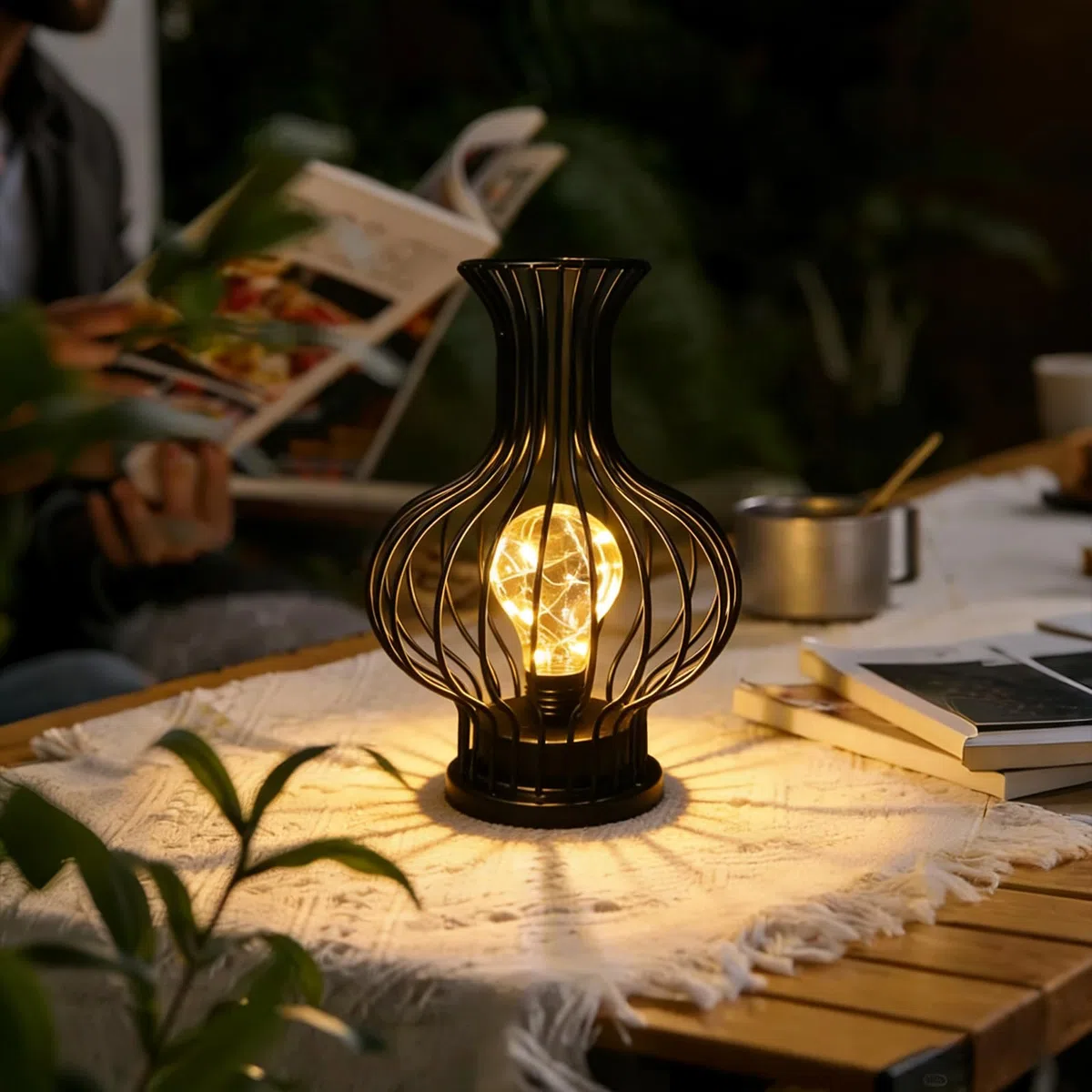 Lampada LED a forma di caraffa da vino - Lampada decorativa per interni da salotto con barre metalliche per cucina e soggiorno, lampadina dal design futuristico, luce d'atmosfera con