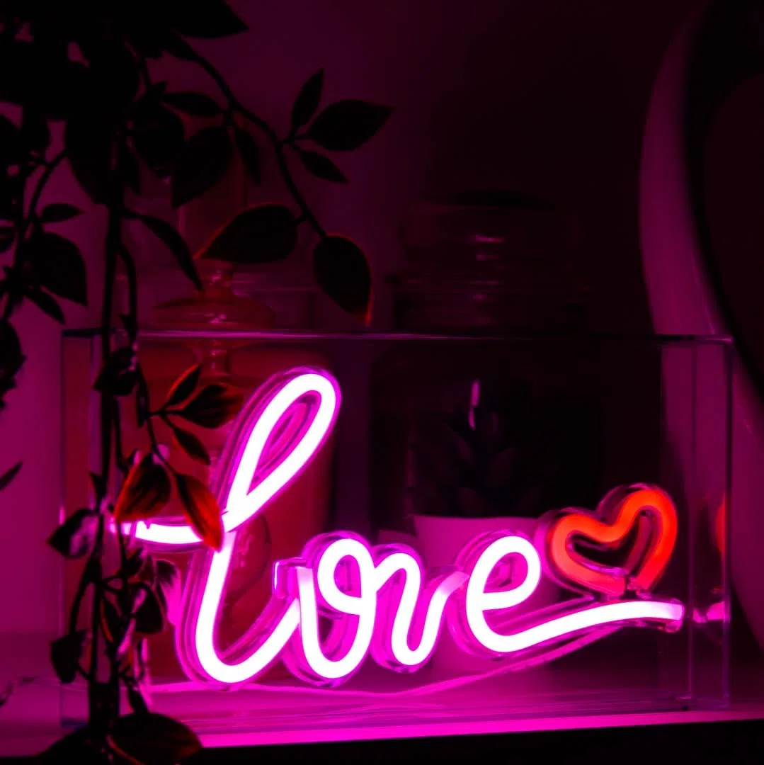 INSEGNA NEON " LOVE"
