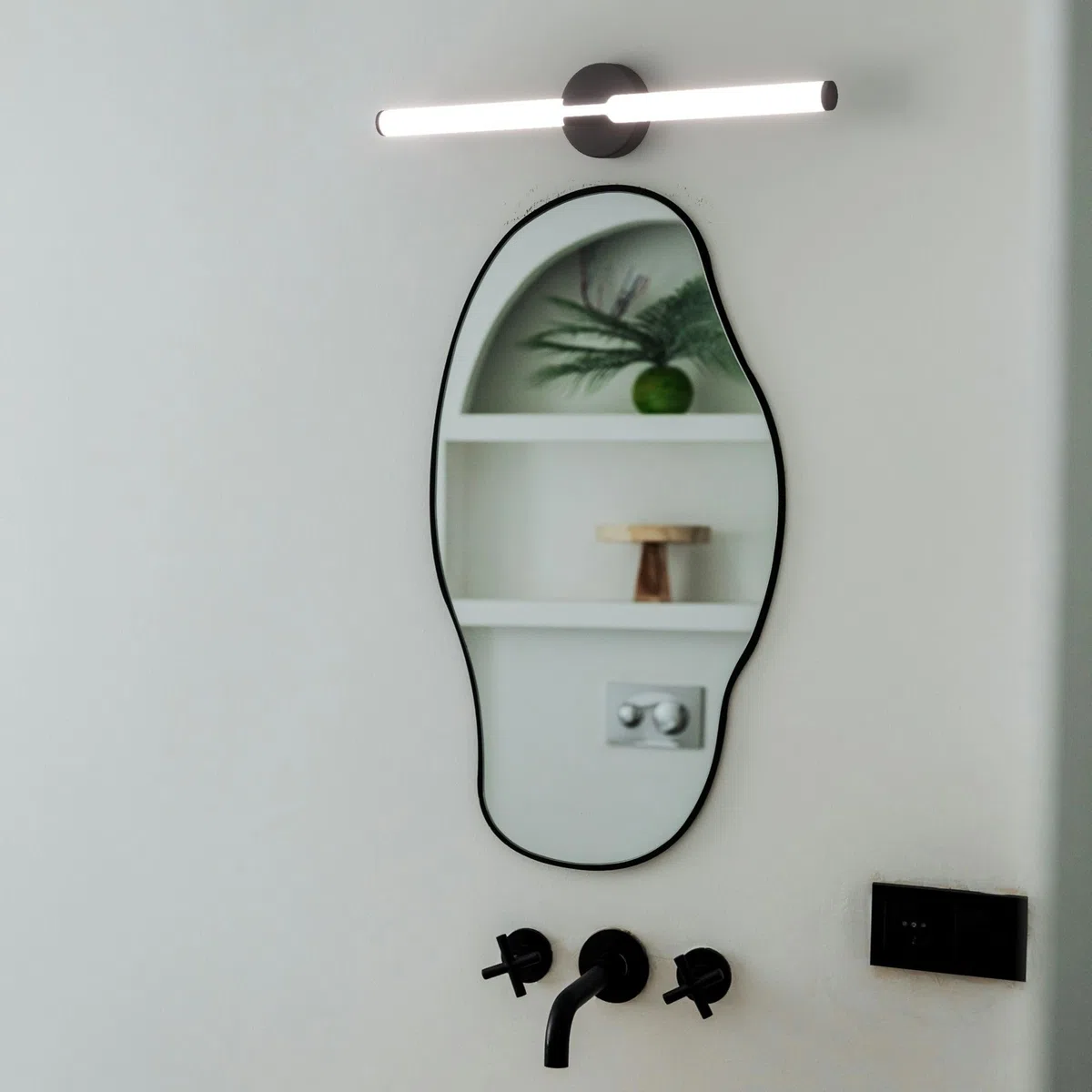 BARCELONA LED. Applique LED tubolare nera per bagno da 60 cm – 8 W, 720 lm, IP44 – Luce bianca neutra 4000 K – Illuminazione moderna ed efficiente. Applique sopra lo specchio del bagno