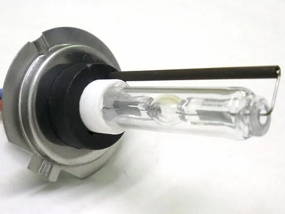 2 Pezzi Lampade Xenon H7 6000K, 35W 2500 Lumen, Base in Ferro, Attacco AMP