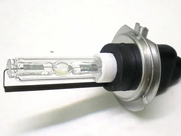 2 Pezzi Lampade Xenon H7 6000K, 35W 2500 Lumen, Base in Ferro, Attacco AMP