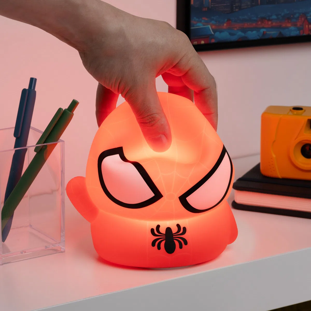 Paladone Spiderman, lampada da scrivania con licenza ufficiale Disney, decorazione e merce per la stanza dei giochi per ragazzi e ragazze, accessorio regalo per sala giochi e camera da letto