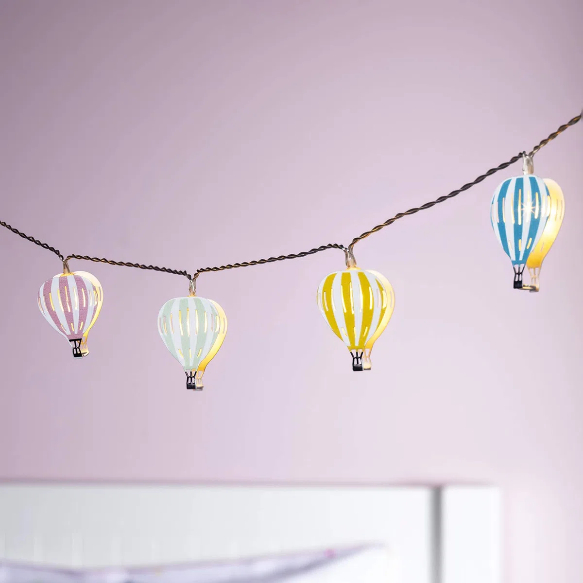 Lights4fun - Catena di Luci Decorative per la Cameretta dei Bambini con Mongolfiere e 12 LED Bianco Caldo a Pile< Luci Letto Montessori
