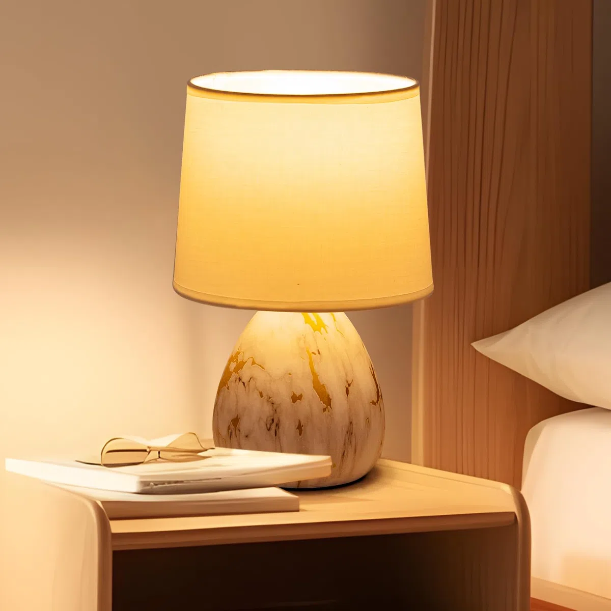 Aigostar Lampada da Tavolo in Ceramica, Moderna Lampada da Comodino con Paralume in Tessuto, Attacco E14, max.40W, Abat Jour da Comodino per Camera da Letto, Soggiorno (senza Lampadina) -H255mm