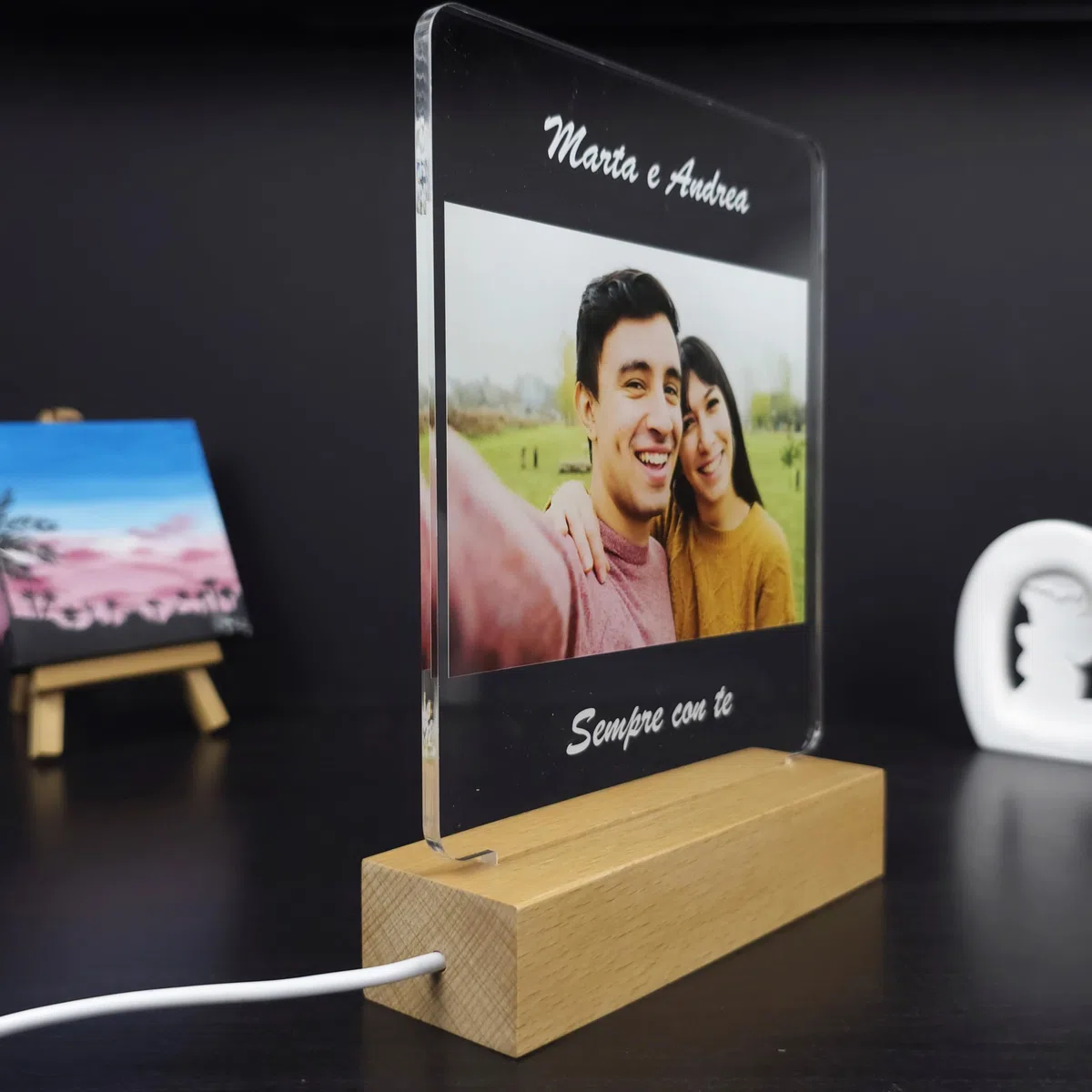 Stileitaliano Lampada Personalizzata Led con Foto – Targa con Base in Legno luminosa – Idea Regalo Originale per Donna Uomo Famiglia Amici – Regali Personalizzati per Compleanno Anniversario