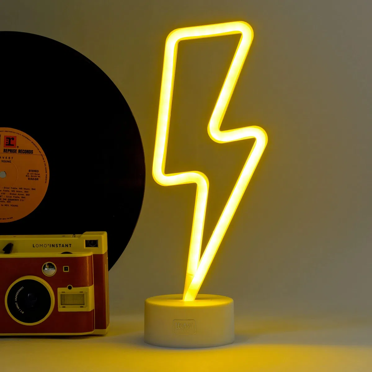 Legami - Lampada Led Effetto Neon, It's a Sign, H 31 cm, Tema Flash, Doppia Alimentazione, Cavo USB (Incluso) o Batterie (non Incluse), Lampada da tavolo, Luce Multicolore
