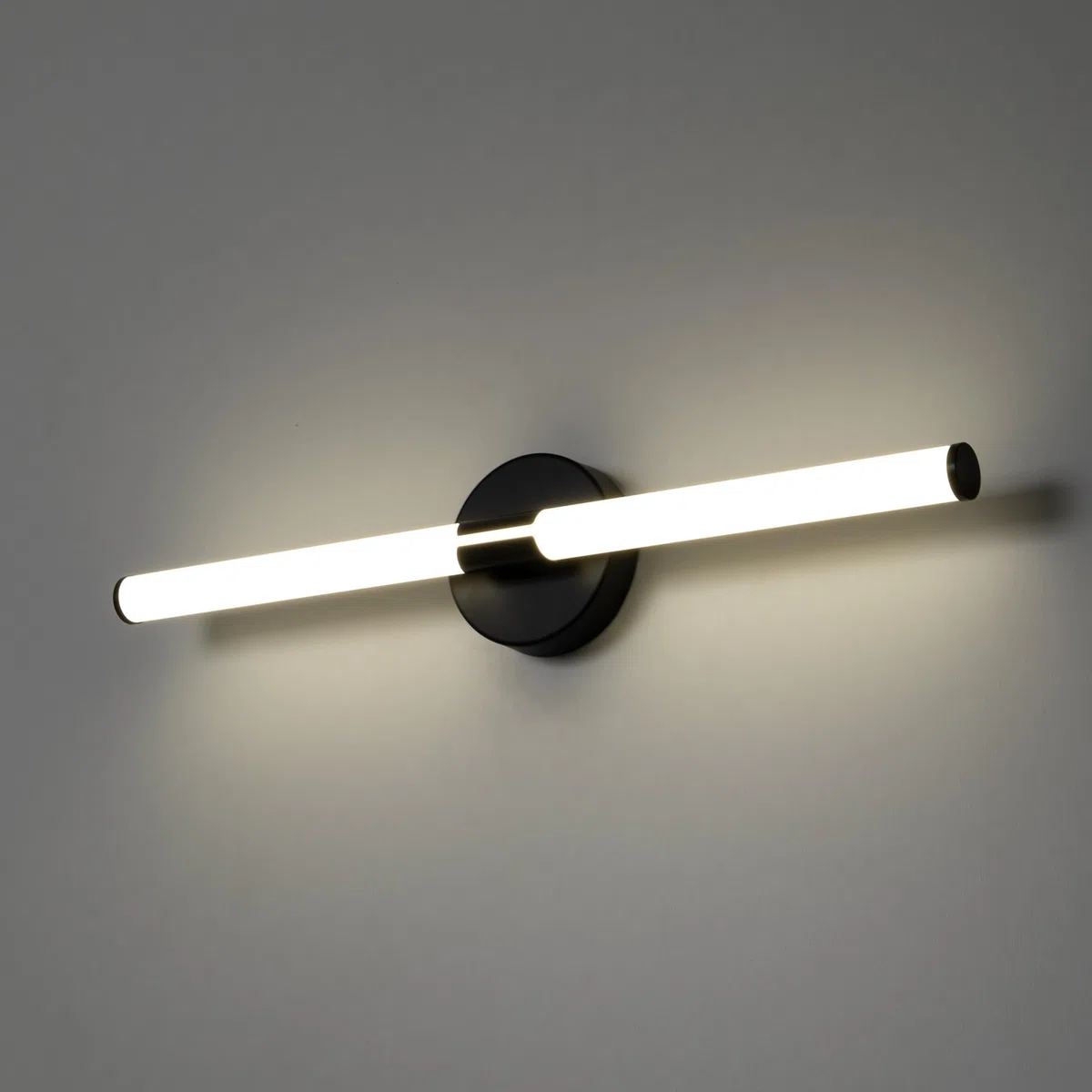BARCELONA LED. Applique LED tubolare nera per bagno da 60 cm – 8 W, 720 lm, IP44 – Luce bianca neutra 4000 K – Illuminazione moderna ed efficiente. Applique sopra lo specchio del bagno