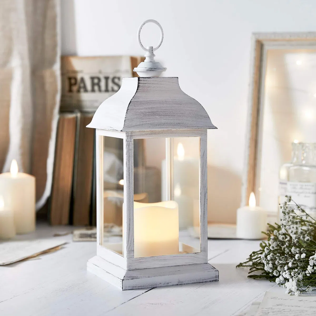 Lights4fun - Lanterna In Plastica Bianca ad Effetto Consumato con Candela LED a Pile