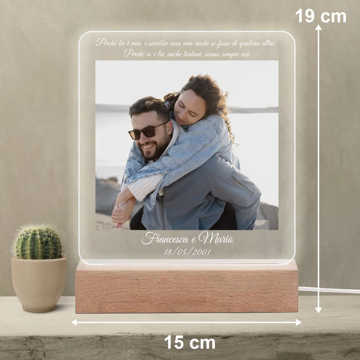 Stileitaliano Lampada Personalizzata Led con Foto – Targa con Base in Legno luminosa – Idea Regalo Originale per Donna Uomo Famiglia Amici – Regali Personalizzati per Compleanno Anniversario